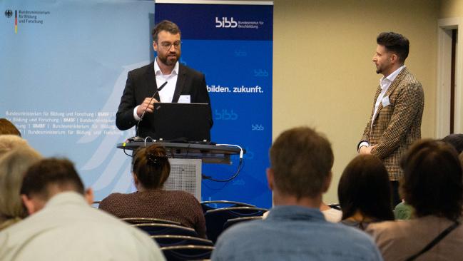 Referent steht am Podium